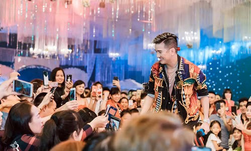 Vuong 'rau' tiet lo cat xe khung cua Dam Vinh Hung