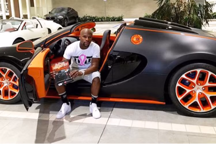 Sau chiếc Koenigsegg CCXR Trevita tìm thấy chủ nhân mới, "ông hoàng tốc độ" siêu xe Bugatti Veyron Grand Sport Vitesse của tay đấm Floyd Mayweather cũng đã "chốt giá" sau cuộc đấu giá do Mecum tổ chức vừa qua. Chủ nhân mới của chiếc Bugatti Veyron Grand Sport Vitesse đã chi số tiền 2.35 triệu USD (tương đương 53.38 tỷ đồng) để sở hữu.