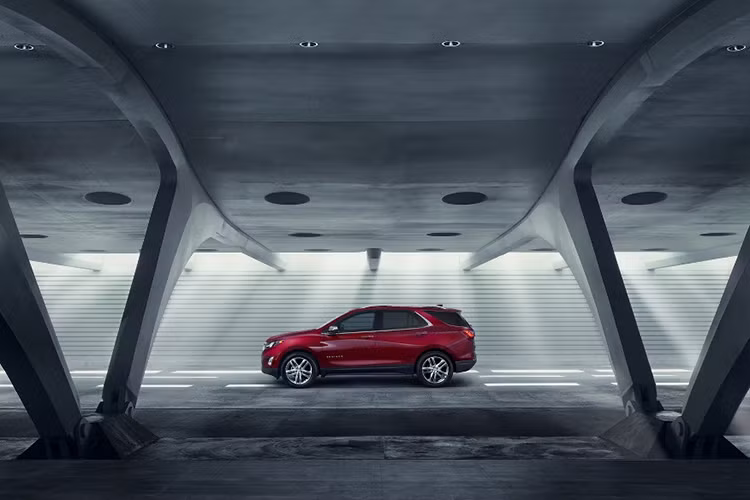 Equinox 2018 sẽ có mặt ở các đại lý của Chevrolet vào quý I/2017 gồm; L, LT, LS và Premier. Trong khi đó, biển thể L có mức giá từ 24.475 USD, tiếp đến là LT và LS có giá 27.645 và 28.155 USD. Cuối cùng là bản cao cấp nhất Premier có giá 31.685 USD. Đây sẽ là đối thủ đáng gờm đối với các dòng Honda CR-V, Toyota RAV4, Mazda CX-5...