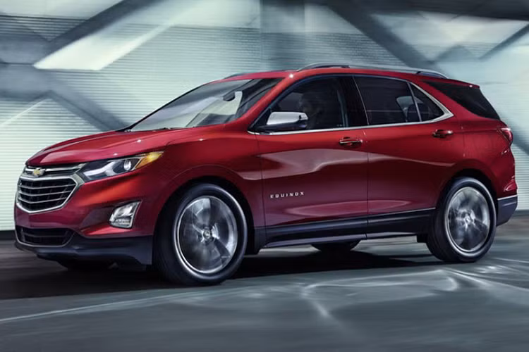 Theo Automotive News, hãng xe Mỹ cho biết bản thiết kế đầu tiên của Chevrolet Equinox 2018 thế hệ mới cách đây 3 năm do nhận được quá nhiều lời phản hồi chê xấu của khách hàng nên họ đã đầu tư những 3 năm để "vẽ" lại chiếc xe. Trước đó, các vị khách hàng này nhận xét rằng chiếc xe quá cồng kềnh và có ngoại hình kì dị.