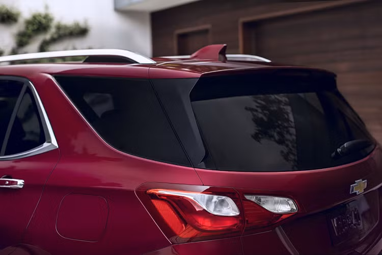 Equinox 2018 sở hữu thiết kế dựa trên ngôn ngữ điêu khắc từng được áp dụng trên chiếc Cruze và Malibu mới. Phần đầu của xe nổi bật với cụm lưới tản nhiệt 3 nan nối liền với đèn pha và đen chạy ban ngày LED hiện đại, kèm viền ốp kim loại mạ chrome. Hai bên hông xe là những đường gân được dập nổi mạnh mẽ quen thuộc của nhà Chevy chạy dọc.