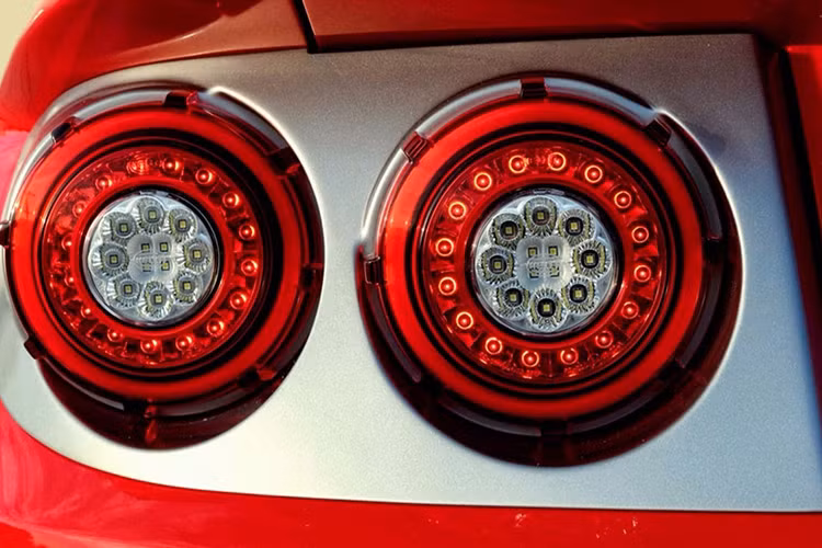 Bên cạnh việc trang bị ngoại thất khá bắt mắt, hãng độ Zero to 60 Design còn dành cho Ford Mustang GTT-SL bộ phụ kiện bằng sợi carbon và những chi tiết độc đáo ở ghế hoặc cụm điều khiển trung tâm.