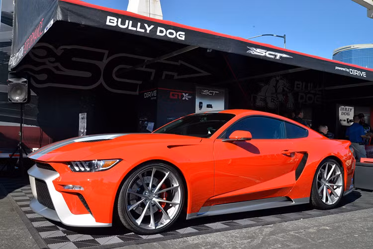 Cuối cùng là bản GTT-SL của Ford Mustang độ có giá 149.000 USD. Bản trang bị này cũng có sức mạnh ơ tương tự Ford Mustang GTT-S kể trên. Điểm khác biệt của Ford Mustang GTT-SL nằm ở hệ thống phanh Brembo với kẹp phanh 6 piston và rô-to phanh khoan lỗ trên bánh trước.