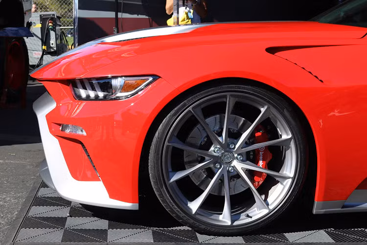 Ấn tượng đầu tiên của chiếc Ford Mustang GTT phiên bản độ này là nó được trang bị nắp capô kéo dài và lưới tản nhiệt cỡ lớn vô cùng hút mắt. 