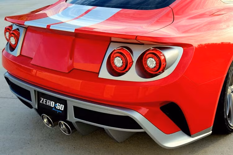 Chắn bùn sau được mở rộng càng làm đậm chất “cơ bắp” cho Ford Mustang GTT. Bản tiêu chuẩn của Ford Mustang GTT trang bị hệ thống xả Magnaflow “thửa riêng” và hệ thống treo bằng lò xo cuộn Eibach. Tiếp đến là bộ vành 22 inch, đi kèm lốp Pirelli P-Zero.