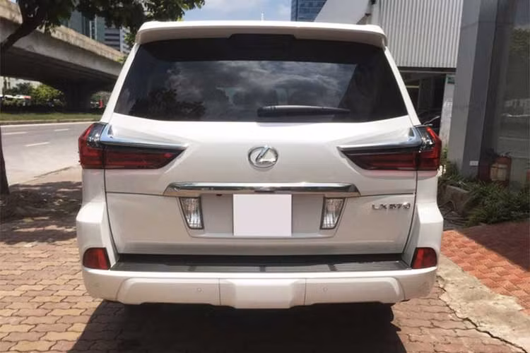 Trên thị trường xe cũ hiện nay, mẫu xe sang Lexus LX570 hàng lướt đời 2016 đã qua sử dụng thường được bán lai với giá gần 7 tỷ đồng. Thậm chí, với một số người mua xe trước thời điểm 1/7/2016, khi có nhu cầu bán lại vẫn "hét" giá tương đương với xe mua sau thời điểm tăng thuế TTĐB.