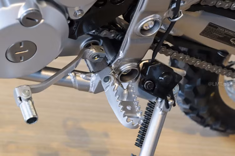 Phiên bản KLX 250 2018 trang bị động cơ xi-lanh đơn DOHC, 4 van dung tích 249 phân khối, làm mát bằng chất lỏng, phun xăng điện tử kèm hộp số 6 cấp. Động cơ được tinh chỉnh cho phù hợp với mục đích sử dụng xe trên đường phố hàng ngày, nhưng cũng mạnh mẽ khi off-road.