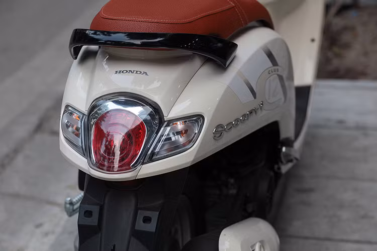 Trên mẫu xe tay ga Scooby i mới, chiếc xe cũng có thêm 2 kích thước vành là 12 và 14 inch tùy từng phiên bản cấu hình. Cũng như phía trước, cụm đèn hậu của xe cũng được thiết kế lại với các đèn xi-nhan nối liền với đèn hậu LED. Xe cũng được tích hợp một ổ điện 12V nằm trong hộc đồ phía trước, có thể sử sạc các thiết bị di động nếu dùng đầu chuyển.