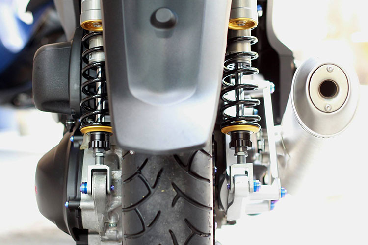 Ngoài dàn chân "hàng hiệu, chủ nhân của chiếc xe Honda Sh300i độ này còn trang bị thêm pô 4road cho tiếng nổ và sức mạnh của xe hấp dẫn hơn.