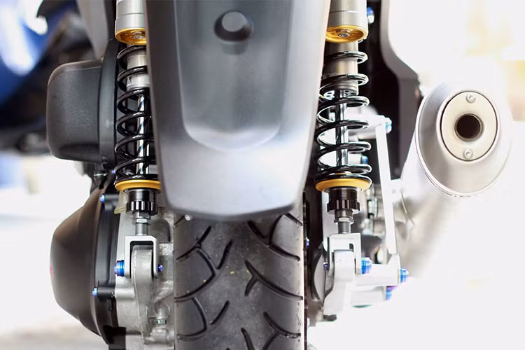 Ngoài dàn chân "hàng hiệu, chủ nhân của chiếc xe Honda Sh300i độ này còn trang bị thêm pô 4road cho tiếng nổ và sức mạnh của xe hấp dẫn hơn.