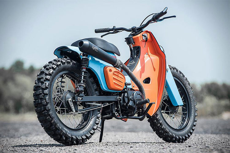 Đuôi xe được cắt ngắn để lộ cặp lốp gai dày dặn, bên hông là chiếc pô quả chùy dạng lon dài cùng cổ pô vắt lên cao đúng chất Scrambler dưới lớp vải chống nóng hiệu quả và bụi bặm. Ngoài ra, với mong muốn của Rapper Joey là làm cho chiếc xe mạnh mẽ hơn, xưởng độ đã lên trái 125cc cho chiếc xe cùng bộ số côn tay khác biệt.