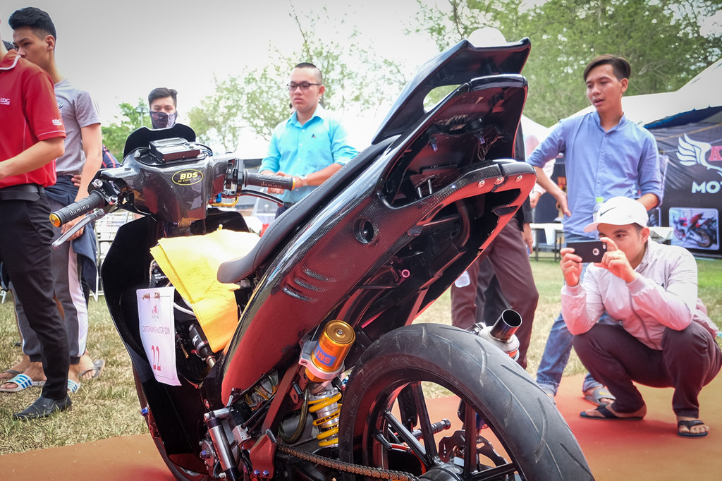 Bình khí nitro lớn đặt giữa xe là điểm nhấn đặc biệt giúp Yamaha Z125 độ khủng tăng tốc cực nhanh. Bên cạnh là hệ thống bơm hơi dùng để điều khiển cơ chế sang số tay. Giống như phần đèn trước, đèn hậu phía sau cũng được loại bỏ, tăng khả năng chạy drag.