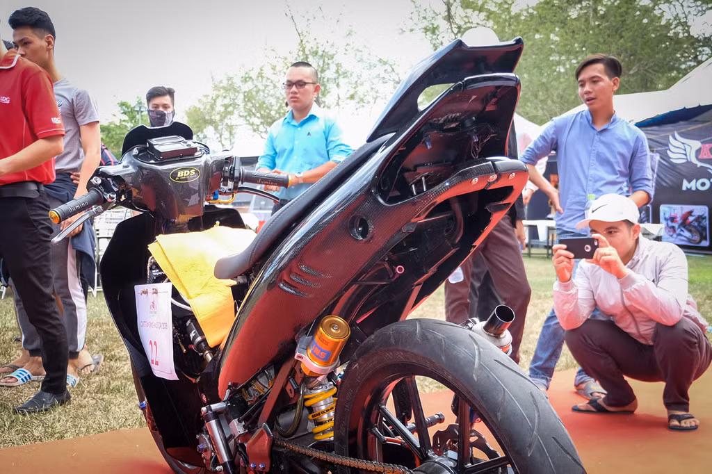 Bình khí nitro lớn đặt giữa xe là điểm nhấn đặc biệt giúp Yamaha Z125 độ khủng tăng tốc cực nhanh. Bên cạnh là hệ thống bơm hơi dùng để điều khiển cơ chế sang số tay. Giống như phần đèn trước, đèn hậu phía sau cũng được loại bỏ, tăng khả năng chạy drag.