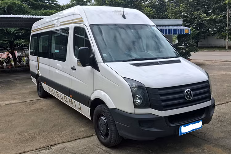 Chiếc xe Volkswagen Crafter limousine đang được "đại hạ giá" tại Việt Nam, xe được chào bán với mức giá 4 tỷ đồng. Mẫu xe này được sản xuất năm 2016, đã đóng lệ phí trước bạ, ra biển trắng và được chủ xe khẳng định chưa qua sử dụng. Xe được nhập nguyên chiếc từ Đức. Trước đó, chiếc xe này đã đừng được rao bán từ năm ngoái nhưng chưa bán được.