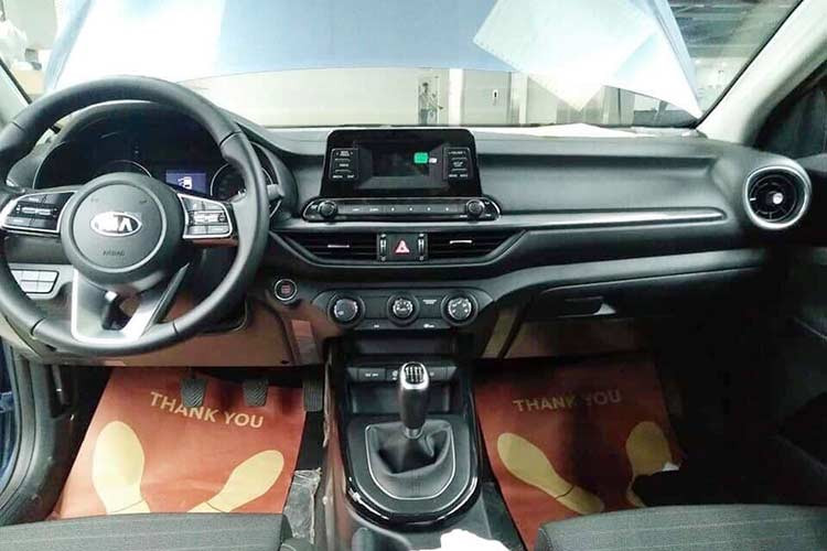 Bên trong 2 chiếc Kia Cerato 2019 tại Việt Nam cũng có một số điểm khác biệt với nhau. Cụ thể, chiếc Kia Cerato 2019 màu xanh được trang bị màn hình thông tin giải trí nằm độc lập trên mặt táp-lô có kích thước nhỏ hơn. Trong khi đó, chiếc Kia Cerato 2019 màu xám lại được trang bị màn hình cảm ứng 8 inch của hệ thống thông tin giải trí.