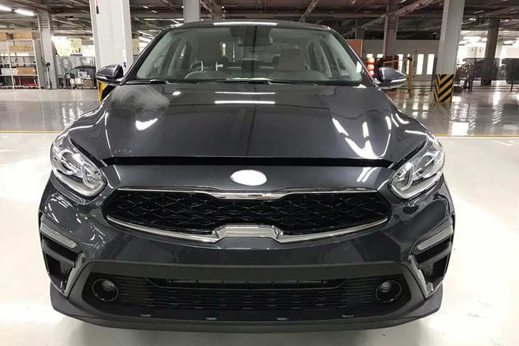 Bên dưới lưới tản nhiệt xuất hiện hốc gió cỡ lớn, kéo dài gần hết cản trước. Tuy nhiên, trên chiếc Kia Cerato 2019 màu đen có đèn sương mù hình tròn tích hợp bên trong hốc gió này. Chiếc màu xanh còn lại thuộc bản thấp hơn nên không có đèn sương mù trước. Hai bên hốc gió còn có hốc hình thang ngược với đèn báo rẽ màu vàng nằm trên đỉnh.