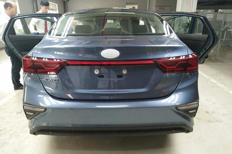 Vòng ra phía sau, chúng ta có thể thấy cụm đèn hậu LED nối liền với nhau bằng một thanh màu đỏ. Ở 2 góc cản sau còn đi kèm hốc đèn báo rẽ trong hốc hình tam giác, nằm tách riêng khỏi đèn hậu theo phong cách tương tự ở đầu xe. Bên sườn của cả 2 chiếc xe này đều xuất hiện bộ vành hợp kim 5 chấu kép, gương ngoại thất tích hợp đèn báo rẽ.