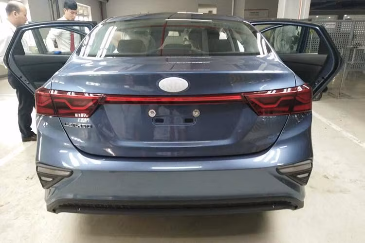 Vòng ra phía sau, chúng ta có thể thấy cụm đèn hậu LED nối liền với nhau bằng một thanh màu đỏ. Ở 2 góc cản sau còn đi kèm hốc đèn báo rẽ trong hốc hình tam giác, nằm tách riêng khỏi đèn hậu theo phong cách tương tự ở đầu xe. Bên sườn của cả 2 chiếc xe này đều xuất hiện bộ vành hợp kim 5 chấu kép, gương ngoại thất tích hợp đèn báo rẽ.