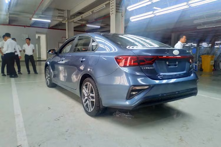Nếu như chiếc Kia Cerato 2019 màu xám dùng hộp số tự động thì chiếc màu xanh còn lại được trang bị hộp số sàn. Giá bán của Kia Cerato 2019 tại Việt Nam hiện chưa được công bố. Trong khi đó, Kia Cerato phiên bản hiện tại đang bán tại Việt Nam có giá dao động từ 499 - 635 triệu đồng.