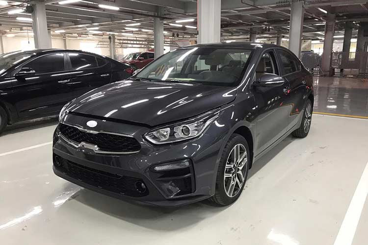 Mẫu sedan cỡ C này nhiều khả năng sẽ chính thức ra mắt thị trường Việt Nam trong tháng 12 này. Hiện các đại lý của Kia tại Việt Nam đã bắt đầu nhận cọc dành cho Cerato 2019. Theo nhân viên đại lý, nếu đặt cọc sớm, khách hàng Việt sẽ được nhận xe ngay trong tháng này hoặc tháng sau.