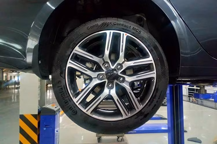 Kia Cerato 2019 cũng đã được tăng kích thước với chiều dài 4.650 mm, rộng 1.798 mm và cao 1.440 mm. So với phiên bản cũ, Kia Cerato 2019 dài hơn 81 mm, rộng hơn 18 mm và cao hơn 12,7 mm. Sự thay đổi này giúp tăng khoảng duỗi chân cho hành khách phía sau và khoang hành lý với thể tích 428 lít.