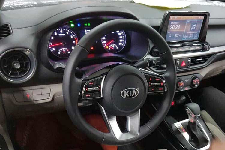 Hệ thống thông tin giải trí bao gồm màn hình cảm ứng 8 inch được tích hợp công nghệ kết nối như Apple Carplay hay Android Auto. Cerato 2019 cũng được trang bị đế sạc điện thoại chuẩn Qi tích hợp sạc không dây, tính năng chỉ xuất hiện trên xe sang. Tuy nhiên, cả hai chiếc Kia Cerato 2019 này đều vẫn đi kèm điều hòa và phanh đỗ xe chỉnh tay.