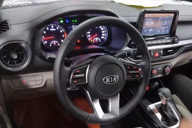 Hệ thống thông tin giải trí bao gồm màn hình cảm ứng 8 inch được tích hợp công nghệ kết nối như Apple Carplay hay Android Auto. Cerato 2019 cũng được trang bị đế sạc điện thoại chuẩn Qi tích hợp sạc không dây, tính năng chỉ xuất hiện trên xe sang. Tuy nhiên, cả hai chiếc Kia Cerato 2019 này đều vẫn đi kèm điều hòa và phanh đỗ xe chỉnh tay.