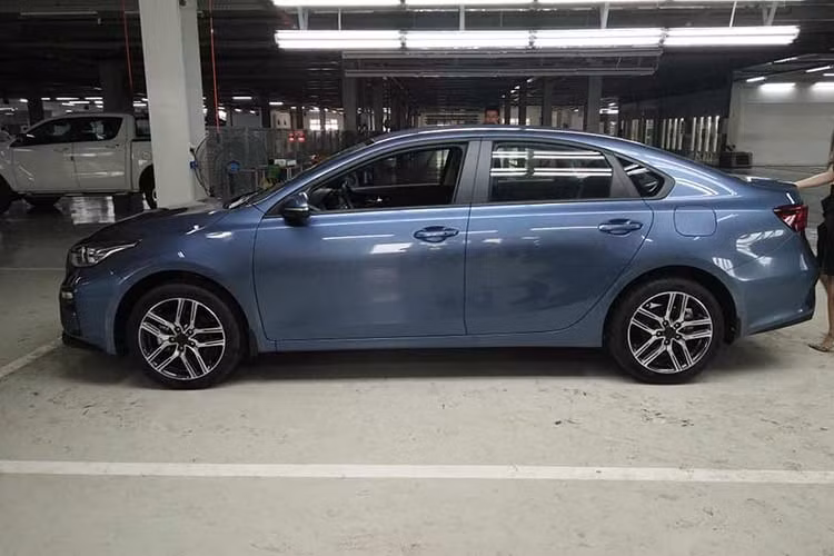 Qua đó, có thể thấy hình ảnh của 2 chiếc xe Kia Cerato 2019 khác nhau. Một chiếc được sơn màu xanh với trang bị nội thất bọc nỉ màu xám cấp thấp hơn. Chiếc còn lại được sơn màu xám và đi kèm nội thất màu kem sang trọng hơn, cho thấy đây là hai phiên bản trang bị khác nhau.