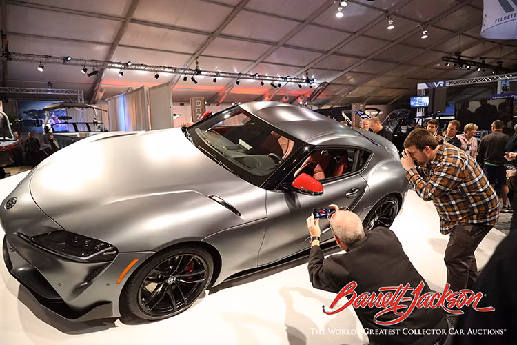 Bên trong, nó có nội thất màu đỏ và các chi tiết bằng chất liệu sợi carbon. Tính năng nổi bật duy nhất ở đây là lớp sơn ngoại thất, bởi mọi thứ khác đều được bê nguyên từ phiên bản Launch Edition thông thường.