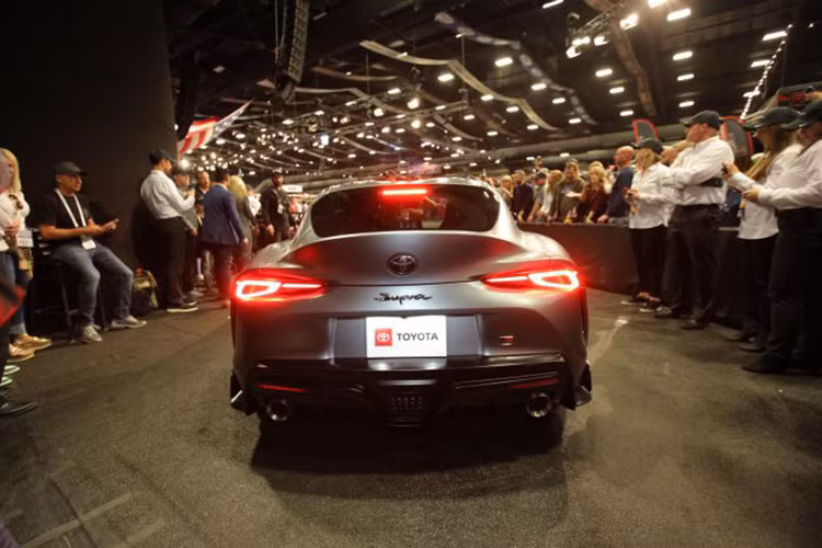 Tuy nhiên, trên thực tế, chiếc Toyota Supra với số VIN 20201 này vẫn được dựa trên phiên bản ra mắt đầu tiên dành cho thị trường Mỹ, bổ sung thêm màu sơn độc đáo. Các chi tiết còn lại không thay đổi. 