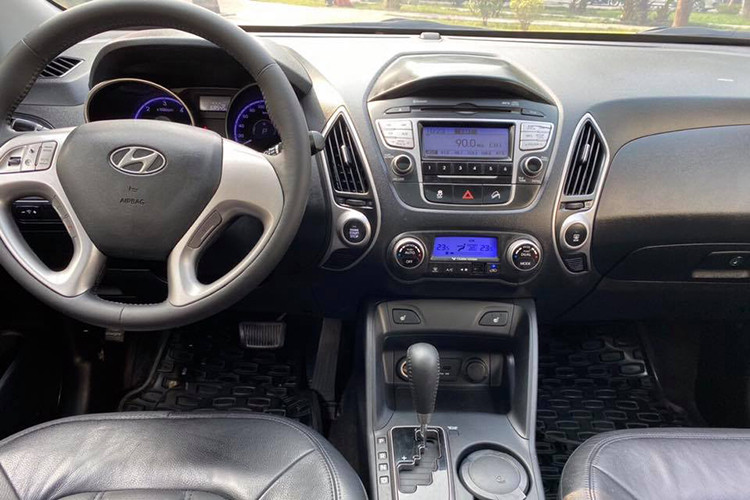 So với các đối thủ, Tucson 2010 có kích thước ngắn hơn một chút với chiều dài 4.410 mm trong khi chiều rộng và chiều cao gần như tương đương với các số đô lần lượt 1.820 mm và 1.655 (mm). Chiều dài tổng thể xe khiêm tốn hơn nhưng chiều dài cơ sở của mẫu xe này không thua kém mà thậm chí còn nhỉnh hơn một số đối thủ với mức 2.640 mm. Xe có trọng lượng không tải 1.403 kg.