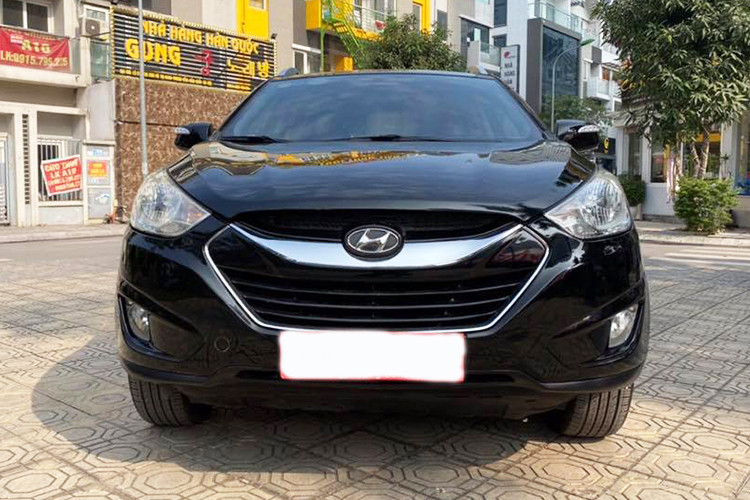 Ở thời điểm hiện tại, giá xe Hyundai Tucson 2010 phiên bản máy dầu eVGT LMX20 trên sàn xe cũ khoảng trên dưới 500 triệu đồng, cao hơn các phiên bản máy xăng từ 30 – 50 triệu đồng. Đây cũng là điều bình thường đối với dòng xe Hyundai – Kia máy dầu luôn có giá cao hơn bản máy xăng cùng dung tích.