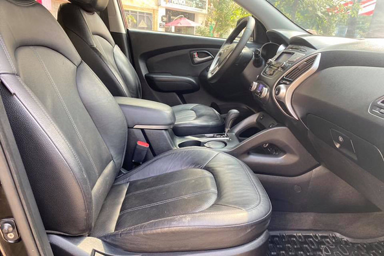 Cung cấp sức mạnh cho Hyundai Tucson máy dầu là động cơ Diesel R 2.0L áp dụng công nghệ van biến thiên điều khiển điện tử eVGT kết hợp phun nhiên liệu trực tiếp CRDi cho công suất tối đa 185 mã lực tại 4.000 vòng/phút cùng mô men xoắn cực đại 400 Nm tại 1.750 – 2.750 vòng/phút. 