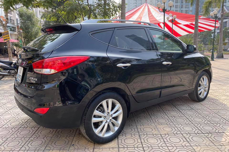 Hiện tại Hyundai Tucson máy dầu đời 2010 khá ít trên thị trường xe cũ. Giá xe Hyundai Tucson 2010 trong bài đang được chủ nhân chào bán trên sàn xe cũ với mức giá khoảng gần 500 triệu đồng ở Hà Nội.