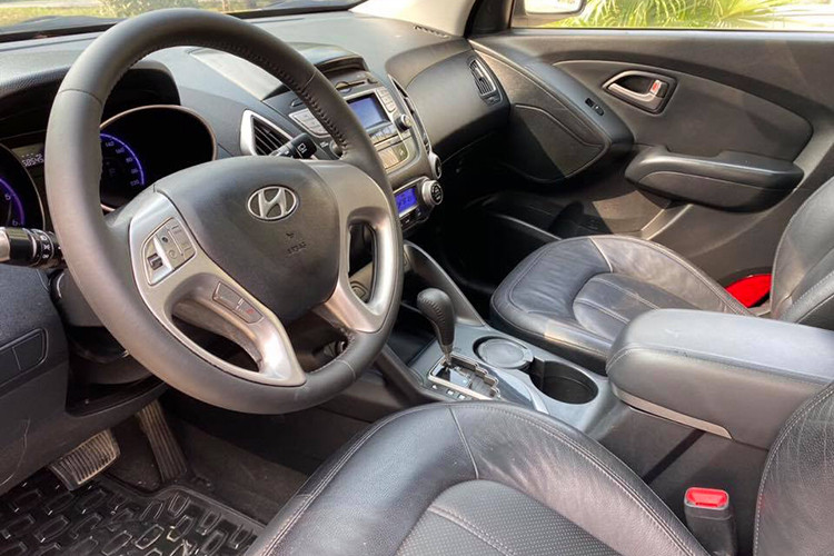 Hyundai Tucson đời 2010 được hãng xe Hàn Quốc trang bị điều hòa độc lập 2 vùng và lọc i-on không khí, hệ thống sấy ghế, gương chiếu hậu chống chói tích hợp camera lùi. Xe cũng được trang bị hệ thống hỗ trợ đổ đèo, cảm biến nước mưa hay cảnh báo áp suất lốp.