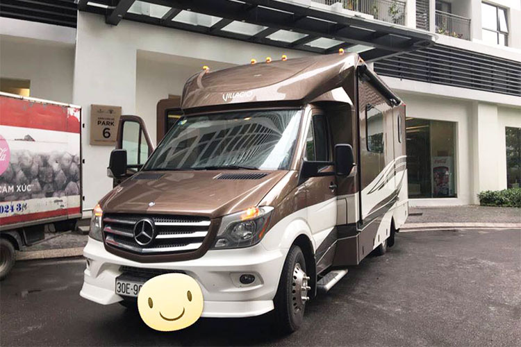 Vào khoảng tháng 11/2016, nhà di động Mercedes-Benz với tên gọi Regenade Villagio bất ngờ xuất hiện tại TP HCM theo con đường nhập khẩu tư nhân. Sau gần 2 năm vắng bóng, chiếc xe đặc biệt này bất ngờ xuất hiện tại thủ đô và mang biển kiểm soát Hà Nội.