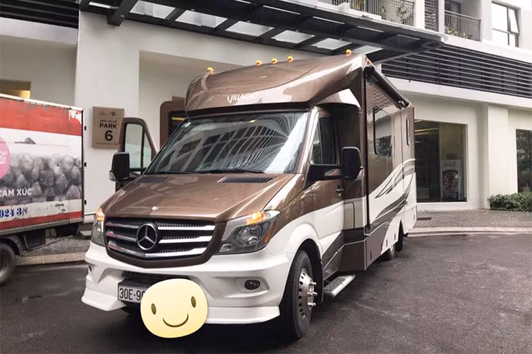 Vào khoảng tháng 11/2016, nhà di động Mercedes-Benz với tên gọi Regenade Villagio bất ngờ xuất hiện tại TP HCM theo con đường nhập khẩu tư nhân. Sau gần 2 năm vắng bóng, chiếc xe đặc biệt này bất ngờ xuất hiện tại thủ đô và mang biển kiểm soát Hà Nội.