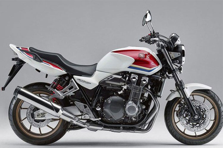 So với những chiếc CB đời trước, CB1300 phiên bản 2018 vẫn sở hữu ngoại hình quen thuộc mang dáng dấp CB400, gọn gàng và tinh tế. Ngoài ra, bộ phuộc đến từ thương hiệu Ohlins đã nâng giá trị của chiếc xe lên rất nhiều bởi sự bắt mắt cũng như tăng khả năng vận hành an toàn.