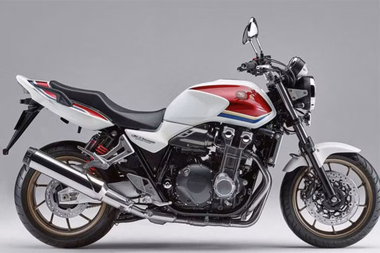 So với những chiếc CB đời trước, CB1300 phiên bản 2018 vẫn sở hữu ngoại hình quen thuộc mang dáng dấp CB400, gọn gàng và tinh tế. Ngoài ra, bộ phuộc đến từ thương hiệu Ohlins đã nâng giá trị của chiếc xe lên rất nhiều bởi sự bắt mắt cũng như tăng khả năng vận hành an toàn.