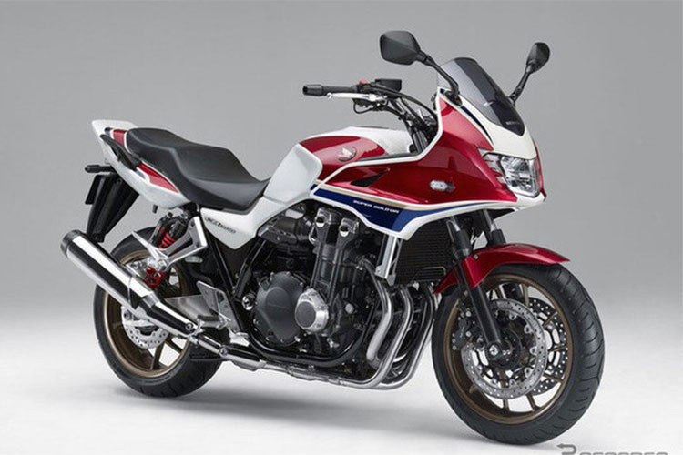 Ngoài những thay đổi về ngoài hình và trang bị mới thì CB1300 vẫn sẽ được sử dụng cỗ máy 1300cc, 4 xy lanh thẳng hàng cho công suất tối đa 108 mã lực. Tuy nhiên, so với phiên bản 2017, Honda CB1300 SF 2018 được tăng công suất thêm 9 mã lực cùng những công nghệ mới...