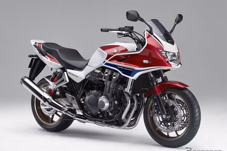 Ngoài những thay đổi về ngoài hình và trang bị mới thì CB1300 vẫn sẽ được sử dụng cỗ máy 1300cc, 4 xy lanh thẳng hàng cho công suất tối đa 108 mã lực. Tuy nhiên, so với phiên bản 2017, Honda CB1300 SF 2018 được tăng công suất thêm 9 mã lực cùng những công nghệ mới...