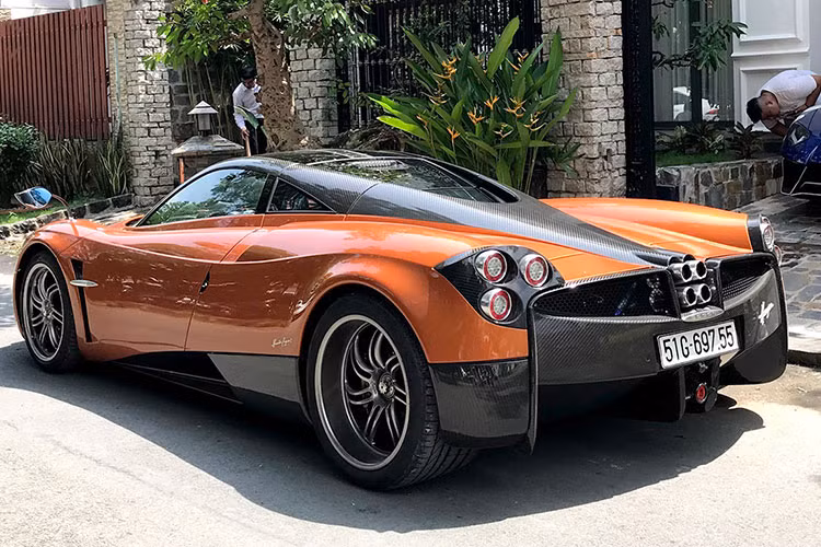 Ngoài việc sở hữu nội và ngoại thất siêu sang, siêu độc và ấn tượng, Pagani Huayra còn sở hữu cho mình khối động cơ mạnh mẽ V12, tăng áp kép, dung tích 6.0 lít sản sinh công suất tối đa 720 mã lực, giúp chiếc xe tăng tốc từ 0 -100km/h chỉ trong 2,8 giây trước khi đat vận tốc tối đa 383km/h.
