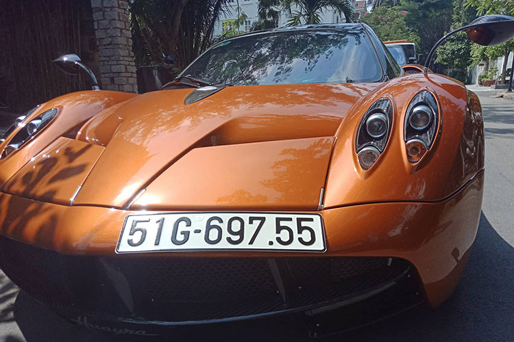 Theo chia sẻ của Minh Nhựa, anh đã đăng ký biển số thành công cho chiếc Pagani Huayra cách đây khoảng 2 tuần nhưng không muốn gây ồn ào trên mạng xã hội nên đã không chia sẻ tin vui này. Chỉ đến khi đem chiếc Pagani Huayra đi đăng kiểm biển số vào sáng nay, cư dân mạng mới hay tin "thần gió" này đã chính thức có biển số.