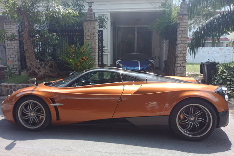 Qua những hình ảnh do địa gia siêu xe Minh Nhựa thực hiện, dễ dàng nhận thấy "thần gió" Pagani Huayra hơn 80 tỷ đồng đã có biển số là 51G-697.55. Như vậy, sau 3 lần đăng ký biển số không thành công, siêu phẩm Pagani Huayra độc nhất vô nhị tại Việt Nam đã có biển kiểm soát.
