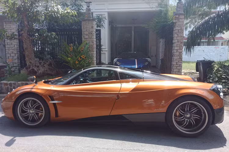 Qua những hình ảnh do địa gia siêu xe Minh Nhựa thực hiện, dễ dàng nhận thấy "thần gió" Pagani Huayra hơn 80 tỷ đồng đã có biển số là 51G-697.55. Như vậy, sau 3 lần đăng ký biển số không thành công, siêu phẩm Pagani Huayra độc nhất vô nhị tại Việt Nam đã có biển kiểm soát.
