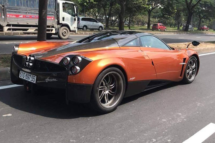 Hiện chiếc Pagani Huayra đã có mặt tại một trạm đăng kiểm ở Long An để hoàn tất các thủ tục còn lại, trước khi được Minh Nhựa cho lăn bánh trên đường phố. Doanh nhân 8X cũng chia sẻ trong tuần sau, sẽ đem "thần gió" Pagani Huayra cùng Lamborghini Aventador LP750-4 SV và Range Rover ra Phan Thiết chơi cũng như quay phim.