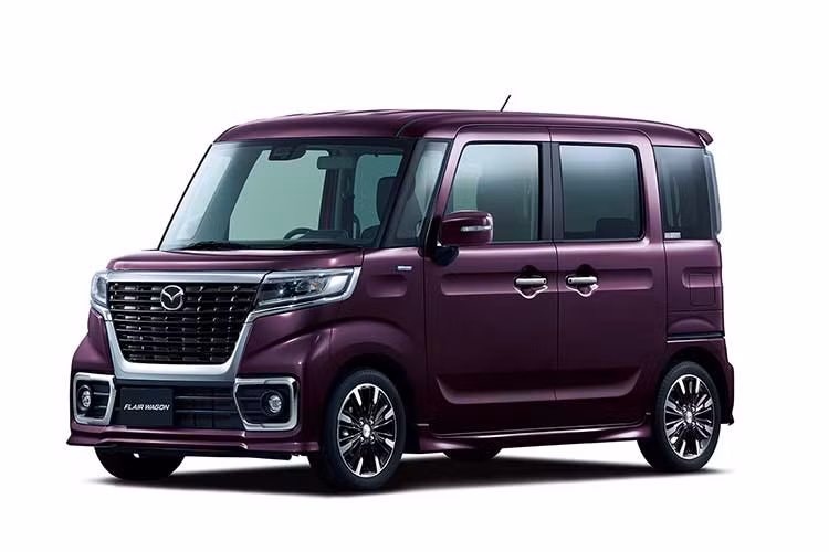 Mang hình thù khá lạ lẫm nhưng chiếc "xế hộp" Flair Wagon nhà Mazda này vẫn giữ được những đường nét đặc trưng của hãng như bộ lưới tản nhiệt dạng hình thang, đèn pha LED sắc sảo, lưới tản nhiệt là các khe hút gió lớn phủ sơn đen, thân xe là các đường gân lớn dập nổi. 