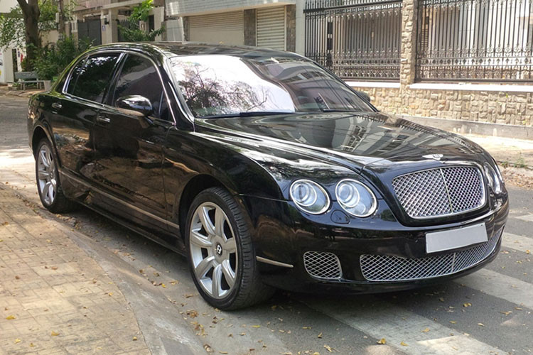 Nếu muốn có một mẫu xe sang chảnh mạnh mẽ, nhưng phải chi ít tiền thì Bentley Continental Flying Spur chắc chắn sẽ là sự lựa chọn hợp lý. Tuy nhiên với mẫu xe sang đã qua hơn 10 năm sử dụng này, bạn cũng cần cân nhắc khi mua bởi những chi phí khác phát sinh sẽ không hề nhỏ.