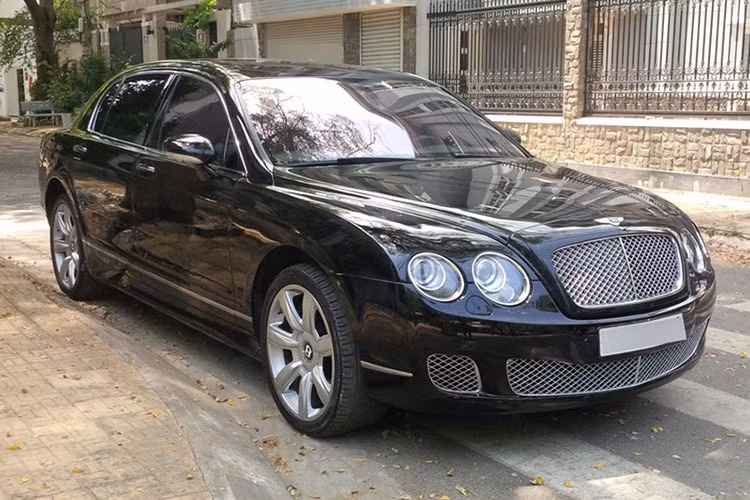 Nếu muốn có một mẫu xe sang chảnh mạnh mẽ, nhưng phải chi ít tiền thì Bentley Continental Flying Spur chắc chắn sẽ là sự lựa chọn hợp lý. Tuy nhiên với mẫu xe sang đã qua hơn 10 năm sử dụng này, bạn cũng cần cân nhắc khi mua bởi những chi phí khác phát sinh sẽ không hề nhỏ.