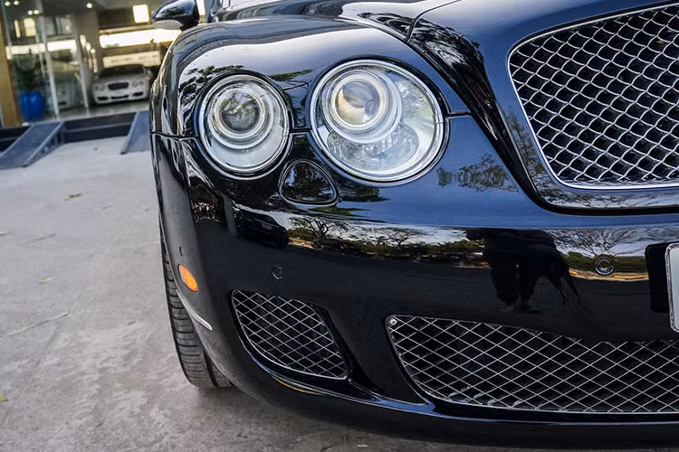 Là một mẫu xe sang đình đam của Anh quốc - mặc dù đã trải qua tới hơn 10 năm sử dụng và xuất hiện tại Việt Nam, tuy nhiên thiết kế của chiếc Bentley này vẫn toát lên sự sang trọng và đẳng cấp. Phần đầu với bộ lưới tản nhiệt, cụm đèn pha, cản sau và nước sơn thân xe khá mới. 